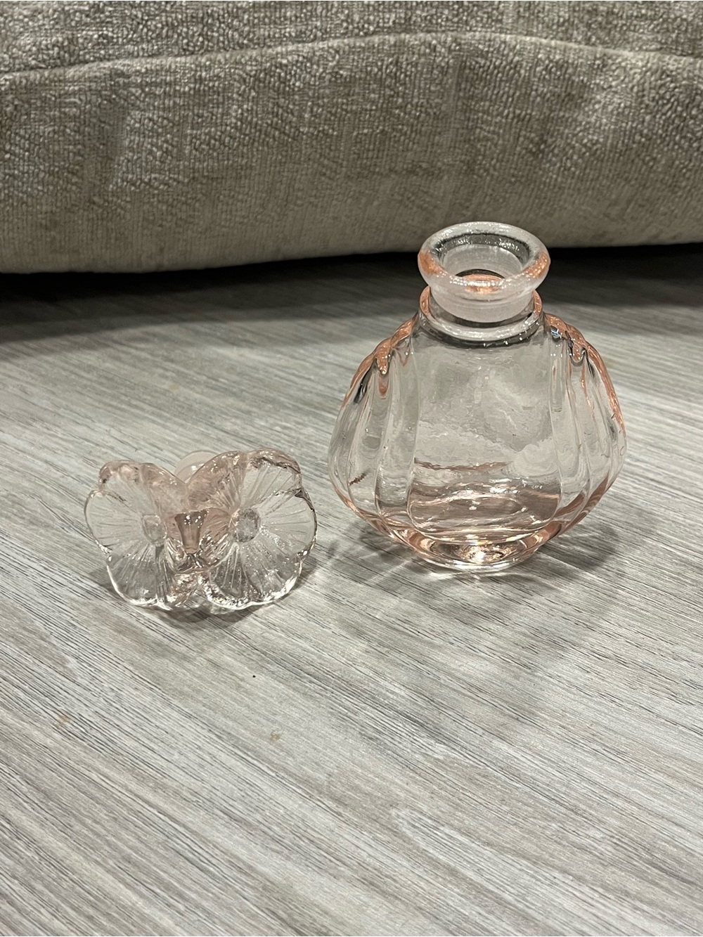 Vtg Pretty Pink Double Daisy Top Perfume Bottle with Ground Stopper 4.25", Empty - Picture 6 of 11
